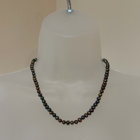 NWOT Gorgeous Multicolor Iridescent Pearl Bead Necklace - Picture 2 of 16
